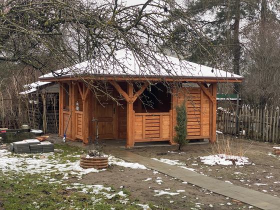 Drewutnia lub konstrukcja użytkowa z drewna, DU006, wymiar 4x4,6m, kolor teak, dach 4S, barierka B06+PELNA-SCIANA, realizacja Ciesielnia, zdjęcie 9