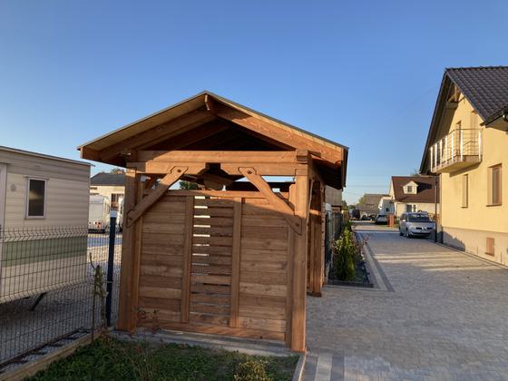 Drewutnia lub konstrukcja użytkowa z drewna, DU007, wymiar 2x4m, kolor orzech, dach 2S, barierka B06, realizacja Ciesielnia, zdjęcie 2