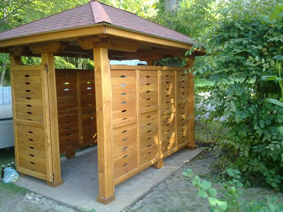 Drewutnia lub konstrukcja użytkowa z drewna, DU010, wymiar 1,8x2,5m, kolor pinia, pokrycie gont brazowy, dach 4S, ściany sciana azurowa, realizacja Ciesielnia, zdjęcie 1