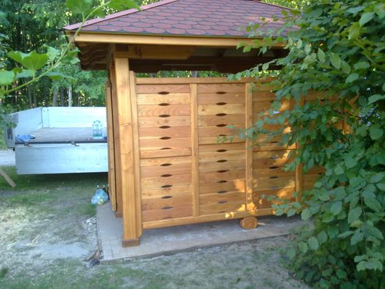 Drewutnia lub konstrukcja użytkowa z drewna, DU010, wymiar 1,8x2,5m, kolor pinia, pokrycie gont brazowy, dach 4S, ściany sciana azurowa, realizacja Ciesielnia, zdjęcie 2
