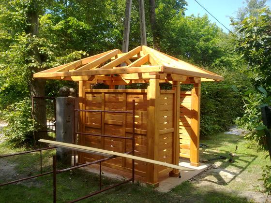 Drewutnia lub konstrukcja użytkowa z drewna, DU010, wymiar 1,8x2,5m, kolor pinia, pokrycie gont brazowy, dach 4S, ściany sciana azurowa, realizacja Ciesielnia, zdjęcie 5