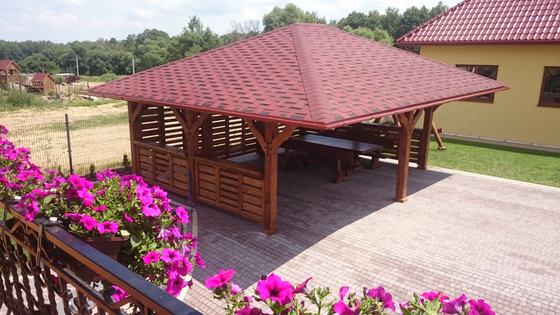 Garaż drewniany lub wiata garażowa, G004, wymiar 6x6m, kolor kasztan, pokrycie gont czerwony, dach 4S, rodzaj otwarty, realizacja Ciesielnia, zdjęcie 1