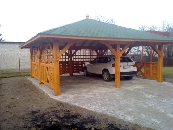 Garaż drewniany lub wiata garażowa, G011, wymiar 6x6m, kolor dąb, pokrycie gont zielony, dach 4S, barierka B04, rodzaj otwarty, realizacja Ciesielnia, zdjęcie 1