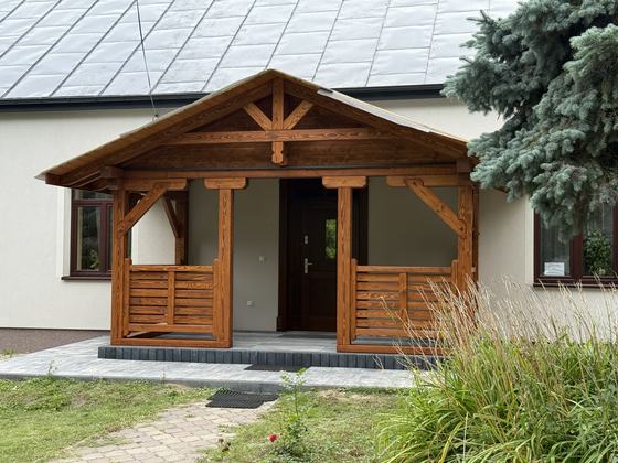 Taras lub zadaszenie drewniane, T002, wymiar 2,5x5m, kolor teak, pokrycie blacha rabek antracytowa, dach 2S, barierka B02, realizacja Ciesielnia, zdjęcie 1