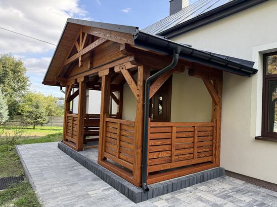 Taras lub zadaszenie drewniane, T002, wymiar 2,5x5m, kolor teak, pokrycie blacha rabek antracytowa, dach 2S, barierka B02, realizacja Ciesielnia, zdjęcie 3