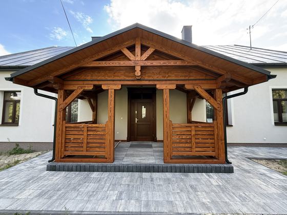 Taras lub zadaszenie drewniane, T002, wymiar 2,5x5m, kolor teak, pokrycie blacha rabek antracytowa, dach 2S, barierka B02, realizacja Ciesielnia, zdjęcie 4