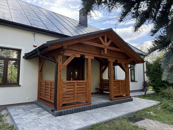 Taras lub zadaszenie drewniane, T002, wymiar 2,5x5m, kolor teak, pokrycie blacha rabek antracytowa, dach 2S, barierka B02, realizacja Ciesielnia, zdjęcie 5