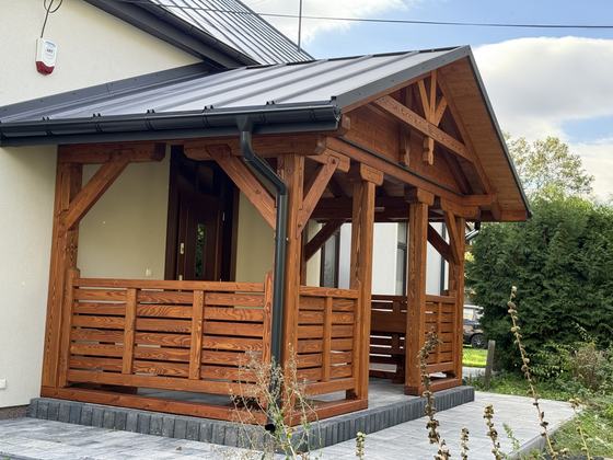 Taras lub zadaszenie drewniane, T002, wymiar 2,5x5m, kolor teak, pokrycie blacha rabek antracytowa, dach 2S, barierka B02, realizacja Ciesielnia, zdjęcie 6