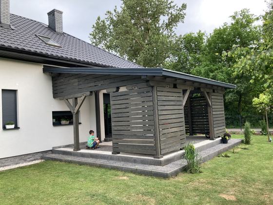 Taras lub zadaszenie drewniane, T004, wymiar 4,5x6,5m, kolor antracyt, pokrycie poliweglan, dach 1S, barierka B08, realizacja Ciesielnia, zdjęcie 1