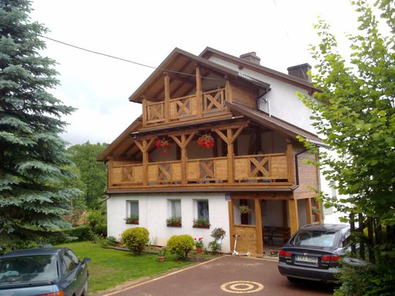 Taras lub zadaszenie drewniane, T007, wymiar 2,5x9,5m, kolor orzech, pokrycie blacha, dach WS, barierka B03, realizacja Ciesielnia, zdjęcie 2