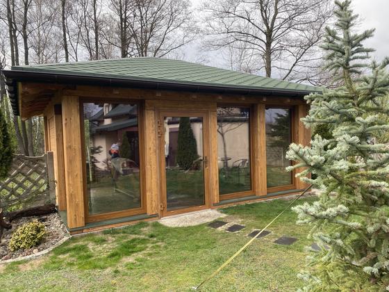 Taras lub zadaszenie drewniane, T008, wymiar 5x6m, kolor teak, pokrycie gont zielony, dach 4S, realizacja Ciesielnia, zdjęcie 1