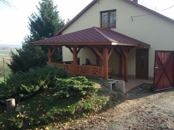 Taras lub zadaszenie drewniane, T009, wymiar 4,05x4,05m, kolor kasztan, pokrycie gont czerwony, dach 3S, realizacja Ciesielnia, zdjęcie 4