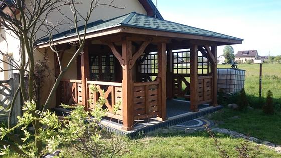 Taras lub zadaszenie drewniane, T011, wymiar 4x4m, kolor kasztan, pokrycie gont zielony, dach 3S, barierka B04, realizacja Ciesielnia, zdjęcie 1