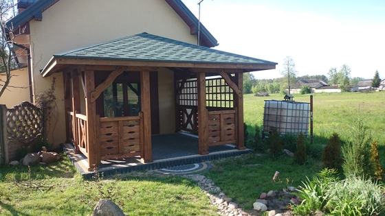 Taras lub zadaszenie drewniane, T011, wymiar 4x4m, kolor kasztan, pokrycie gont zielony, dach 3S, barierka B04, realizacja Ciesielnia, zdjęcie 6