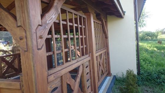 Taras lub zadaszenie drewniane, T011, wymiar 4x4m, kolor kasztan, pokrycie gont zielony, dach 3S, barierka B04, realizacja Ciesielnia, zdjęcie 7