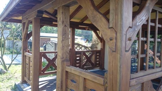 Taras lub zadaszenie drewniane, T011, wymiar 4x4m, kolor kasztan, pokrycie gont zielony, dach 3S, barierka B04, realizacja Ciesielnia, zdjęcie 8